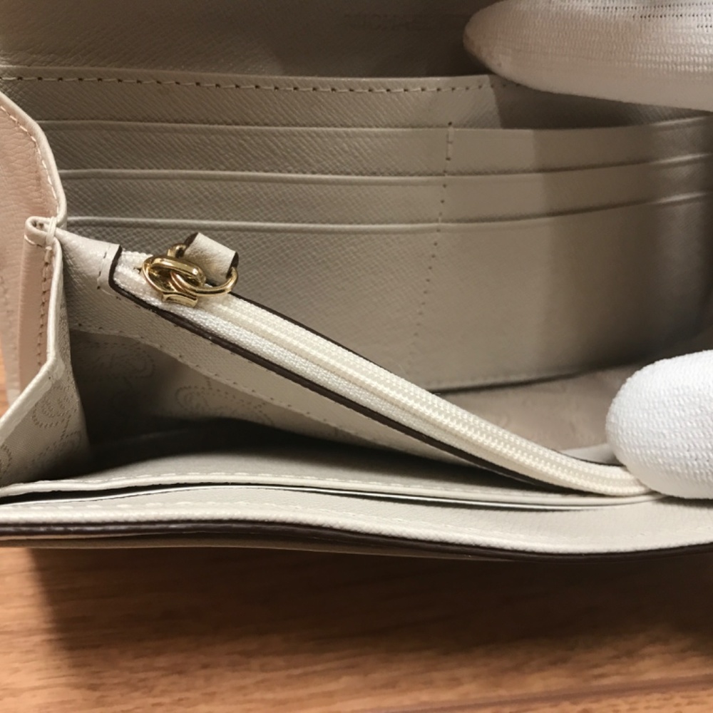 MICHAEL KORS Continental Flap Wallet - Picture 8 of 9